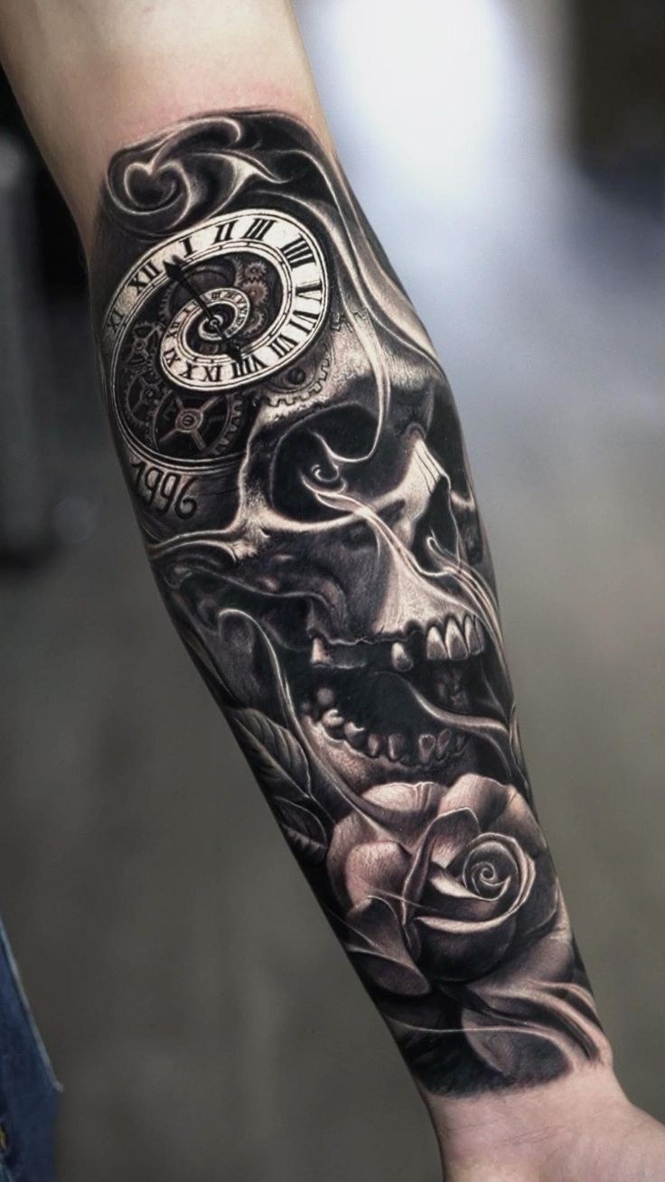 Tatuaje realista de cráneo con reloj de números romanos y rosa en antebrazo