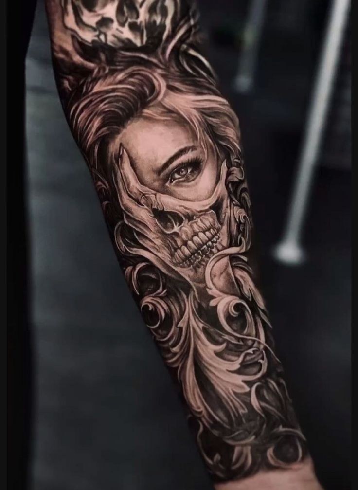 Tatuaje realista de catrina: rostro de mujer con media calavera y filigrana